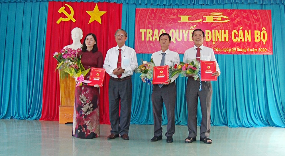 Tri Tôn trao quyết định công tác cán bộ
