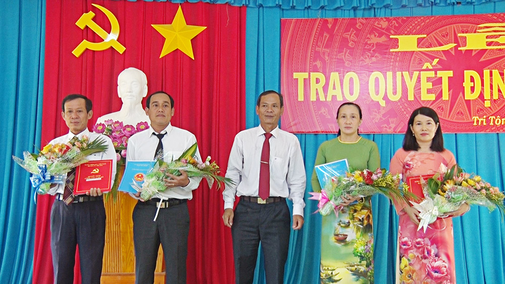Tri Tôn trao quyết định công tác cán bộ