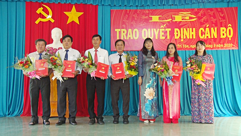 Tri Tôn trao quyết định công tác cán bộ