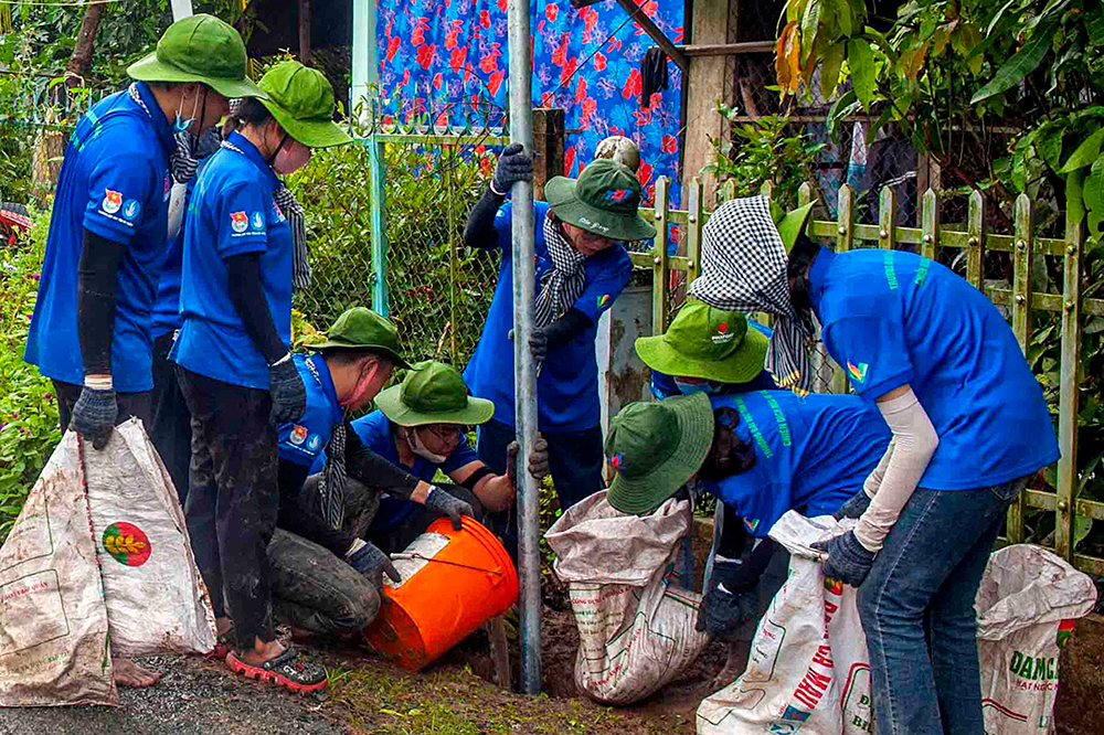 Công trình đèn đường năng lượng mặt trời “3 trong 1” tại xã nông thôn mới