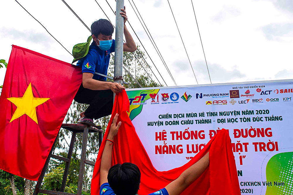 Công trình đèn đường năng lượng mặt trời “3 trong 1” tại xã nông thôn mới