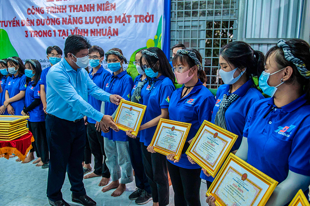 Công trình đèn đường năng lượng mặt trời “3 trong 1” tại xã nông thôn mới
