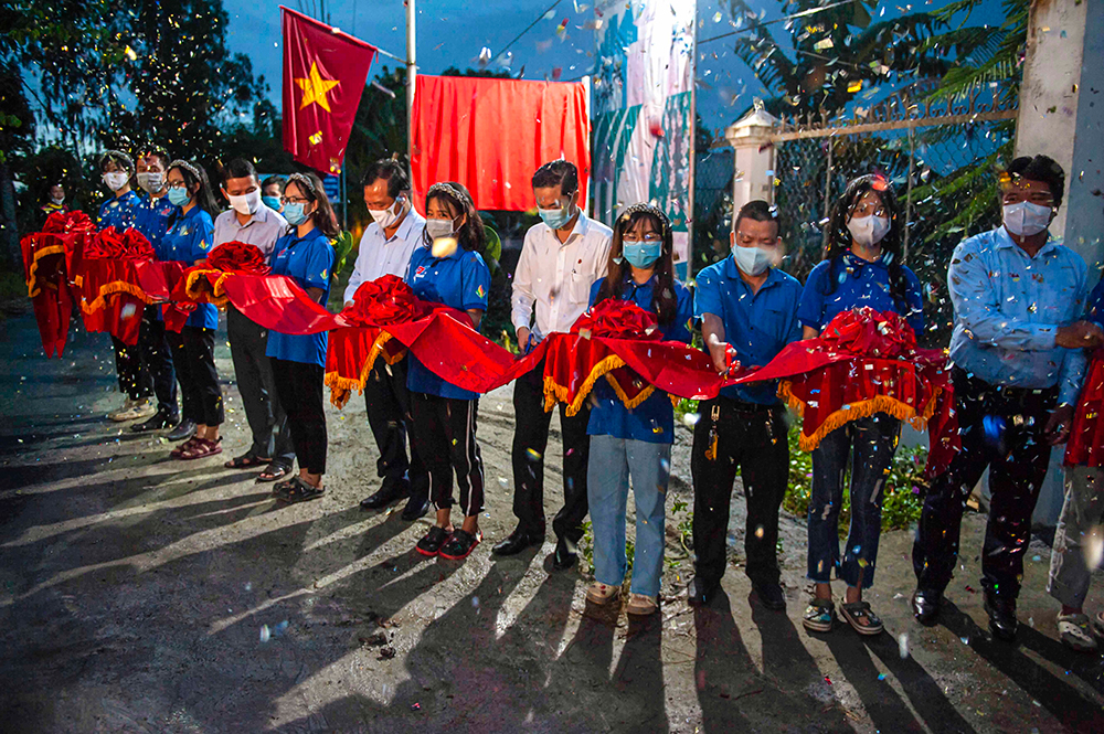 Công trình đèn đường năng lượng mặt trời “3 trong 1” tại xã nông thôn mới