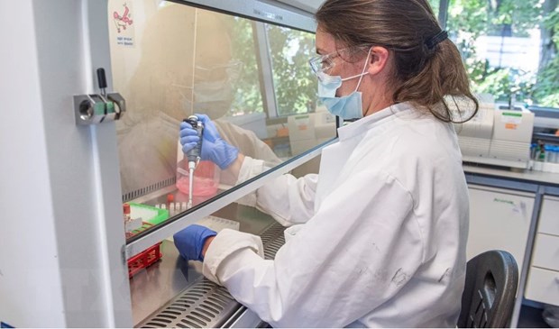 AstraZeneca nối lại thử nghiệm vắcxin ngừa COVID-19