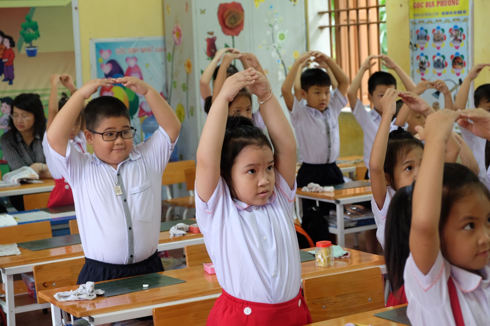 Không được phê bình học sinh tiểu học trước lớp, toàn trường hay buổi họp phụ huynh