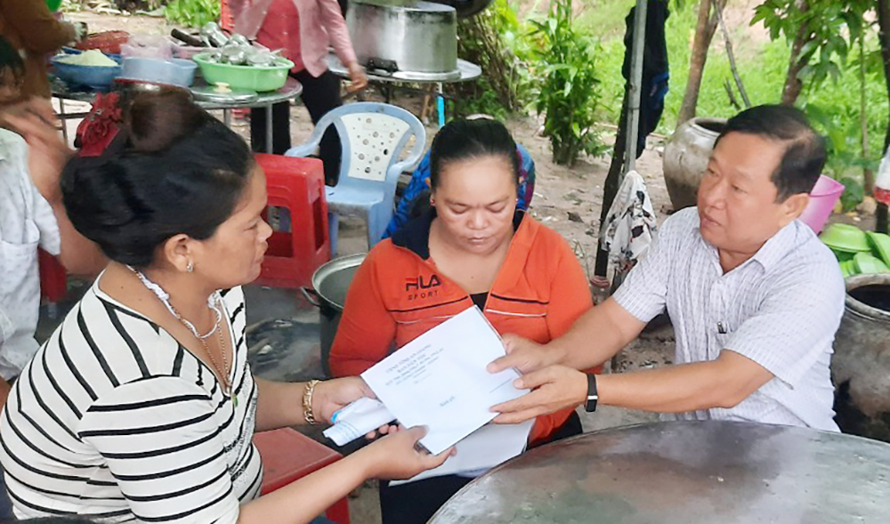 Ban Dân tộc tỉnh An Giang thăm các gia đình có trẻ đuối nước tại xã Văn Giáo