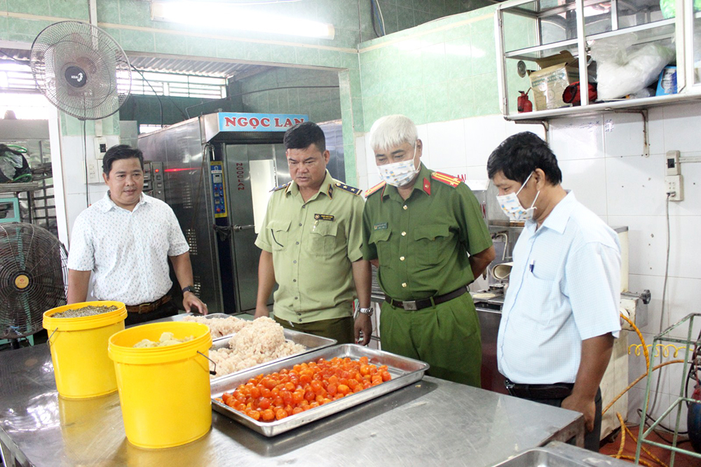 Đoàn kiểm tra liên ngành tỉnh An Giang kiểm tra, hậu kiểm an toàn thực phẩm Tết Trung thu năm 2020