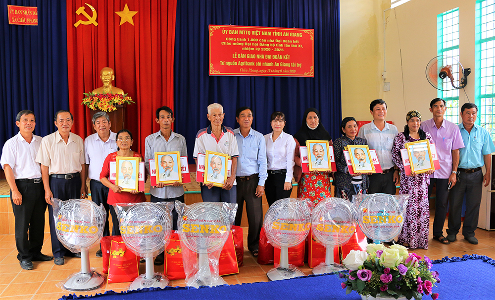 Ủy ban MTTQ Việt Nam tỉnh An Giang và Ngân hàng Agribank bàn giao 34 căn nhà Đại đoàn kết cho các hộ nghèo, cận nghèo, khó khăn