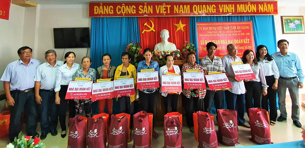 Ủy ban MTTQ Việt Nam tỉnh An Giang và Ngân hàng Agribank bàn giao 34 căn nhà Đại đoàn kết cho các hộ nghèo, cận nghèo, khó khăn