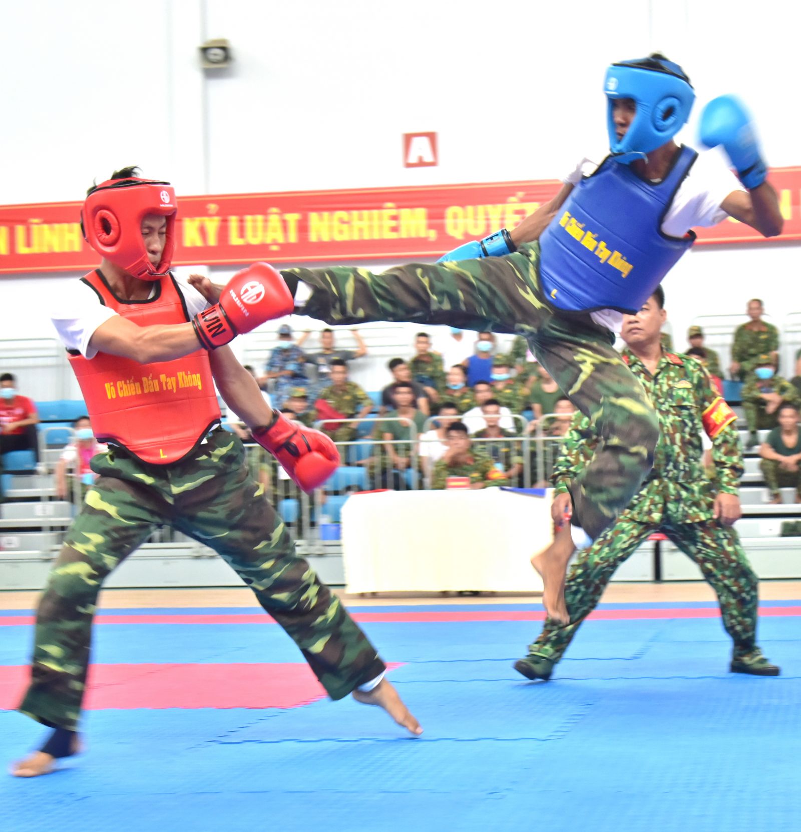 Trên sàn Võ chiến đấu tay không