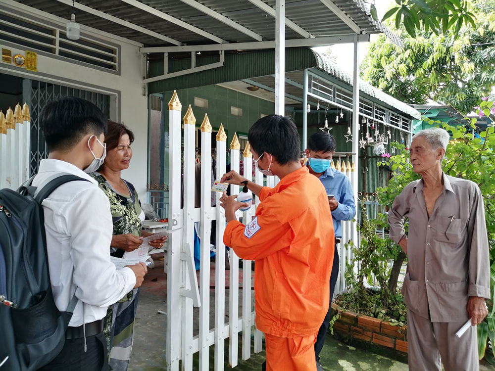 Điện lực Phú Tân đẩy mạnh triển khai thực hiện thanh toán tiền điện không dùng tiền mặt