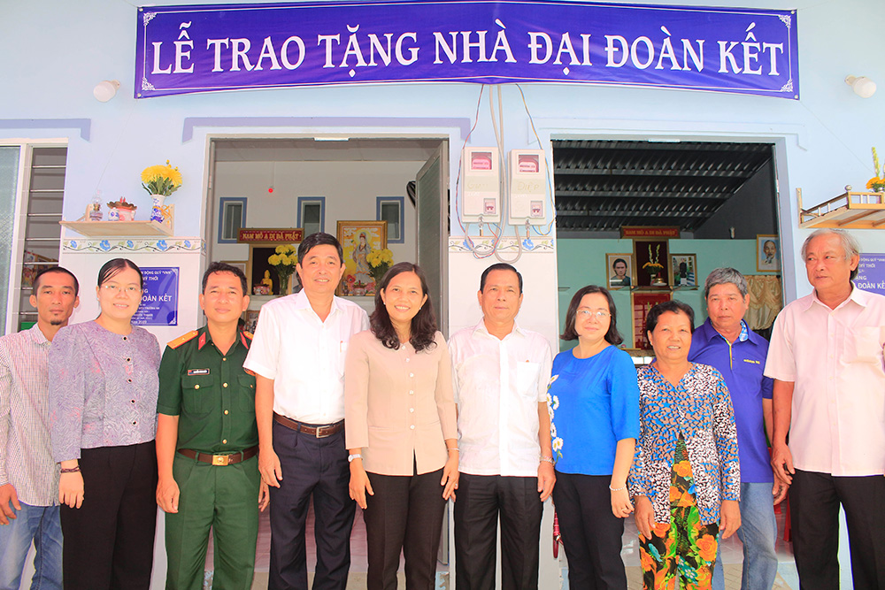Trao tặng nhà Đại đoàn kết cho hộ cận nghèo