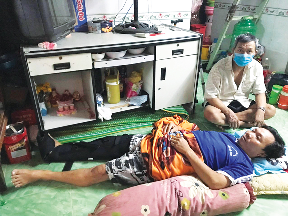 Em trai gãy chân, anh trai bị lao phổi cần được giúp đỡ