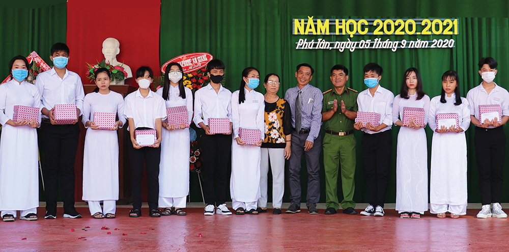 Đỡ đầu học sinh hoàn cảnh khó khăn