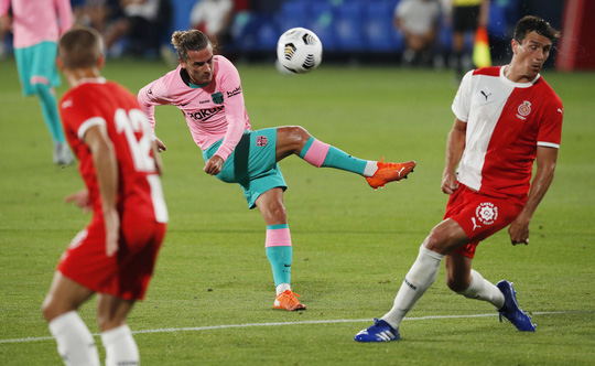 Messi lập siêu phẩm ngày tái xuất, Barcelona thắng tưng bừng Girona