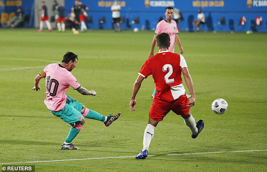 Messi lập siêu phẩm ngày tái xuất, Barcelona thắng tưng bừng Girona