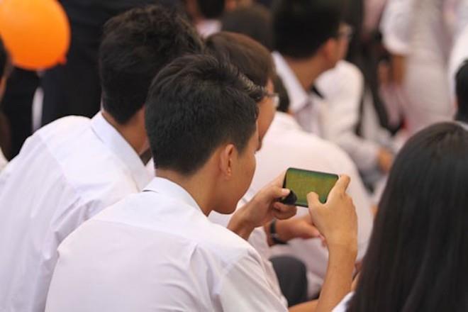 Học sinh cấp 2, cấp 3 được sử dụng điện thoại trong lớp để phục vụ học tập