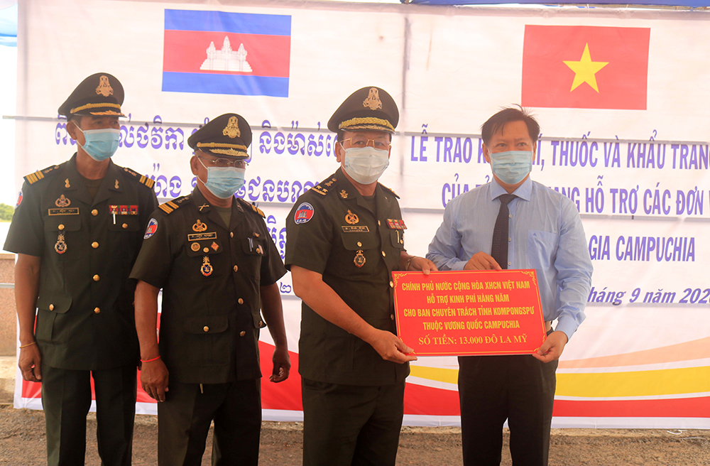 Thăm, tặng quà và trao kinh phí hỗ trợ của Chính phủ Việt Nam đối với các đơn vị thuộc Vương quốc Campuchia