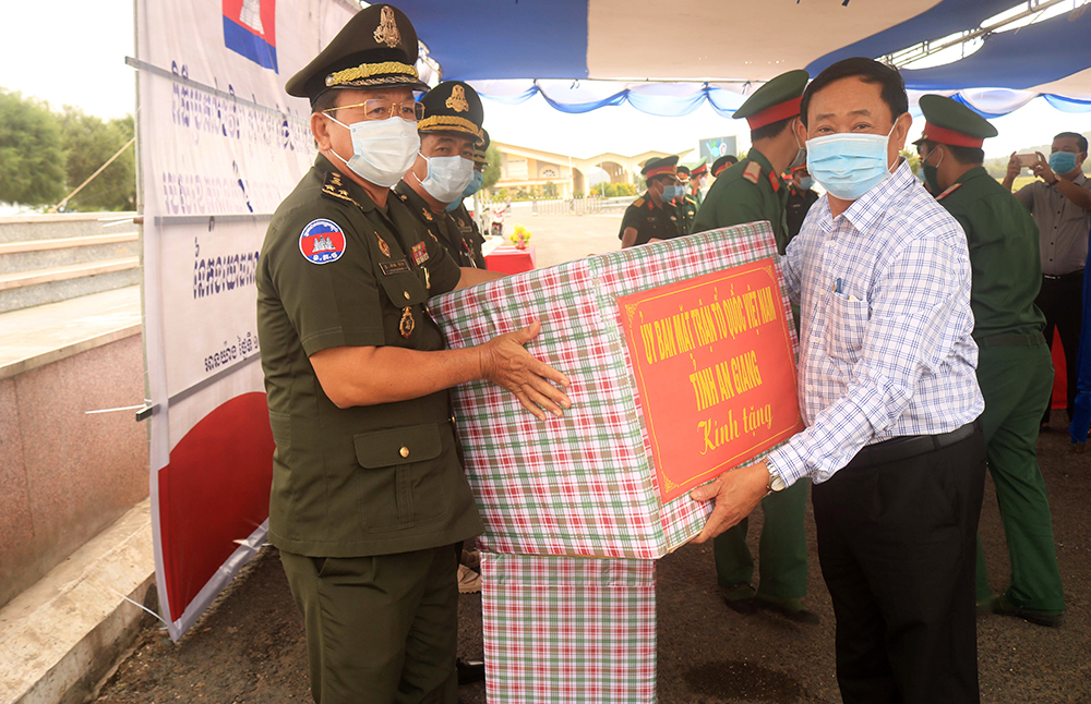 Thăm, tặng quà và trao kinh phí hỗ trợ của Chính phủ Việt Nam đối với các đơn vị thuộc Vương quốc Campuchia