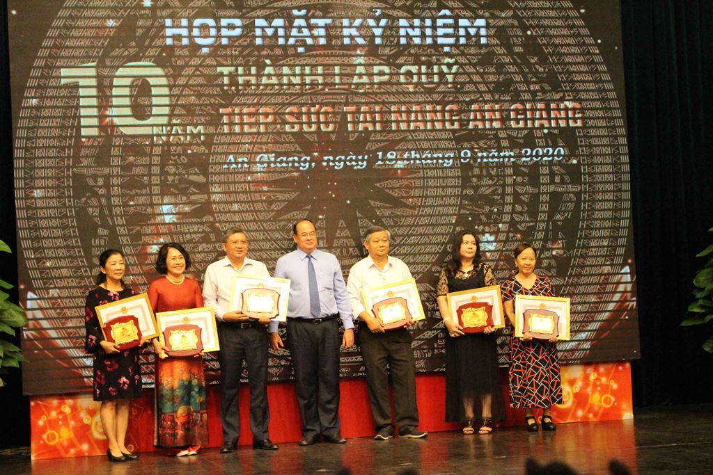 Kỷ niệm 10 năm thành lập Quỹ Tiếp sức tài năng An Giang