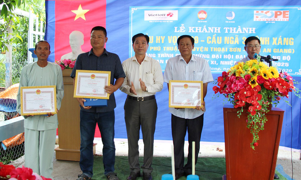 Khánh thành 3 cây cầu Hy vọng ở Chợ Mới và Thoại Sơn