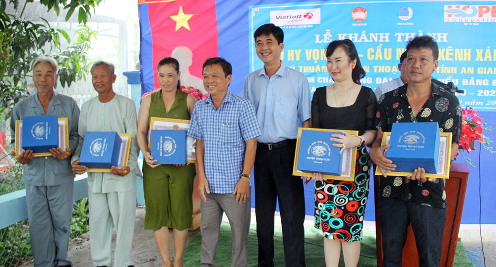 Khánh thành 3 cây cầu Hy vọng ở Chợ Mới và Thoại Sơn