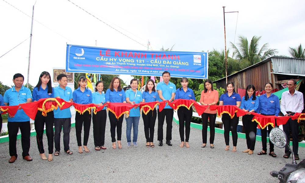 Khánh thành 3 cây cầu Hy vọng ở Chợ Mới và Thoại Sơn