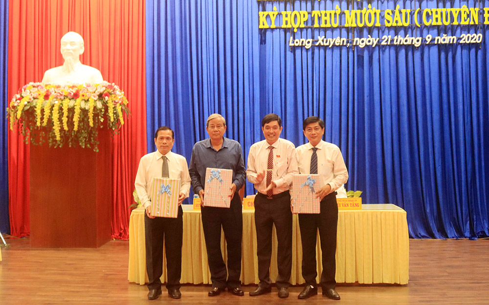 TP. Long Xuyên có tân Chủ tịch HĐND, Chủ tịch và Phó Chủ tịch UBND