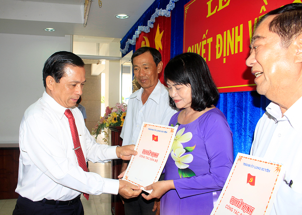TP. Long Xuyên: Công bố quyết định công tác cán bộ