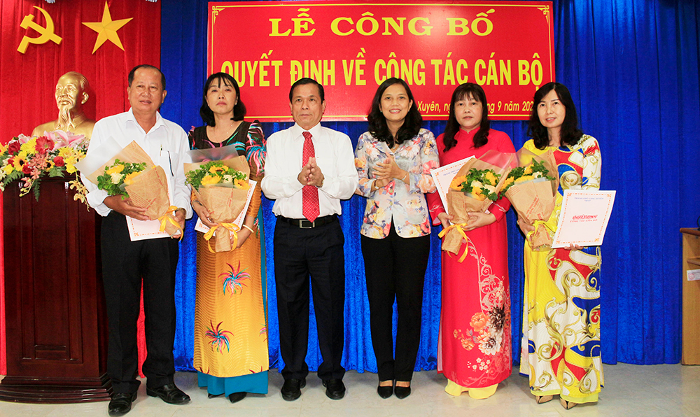 TP. Long Xuyên: Công bố quyết định công tác cán bộ