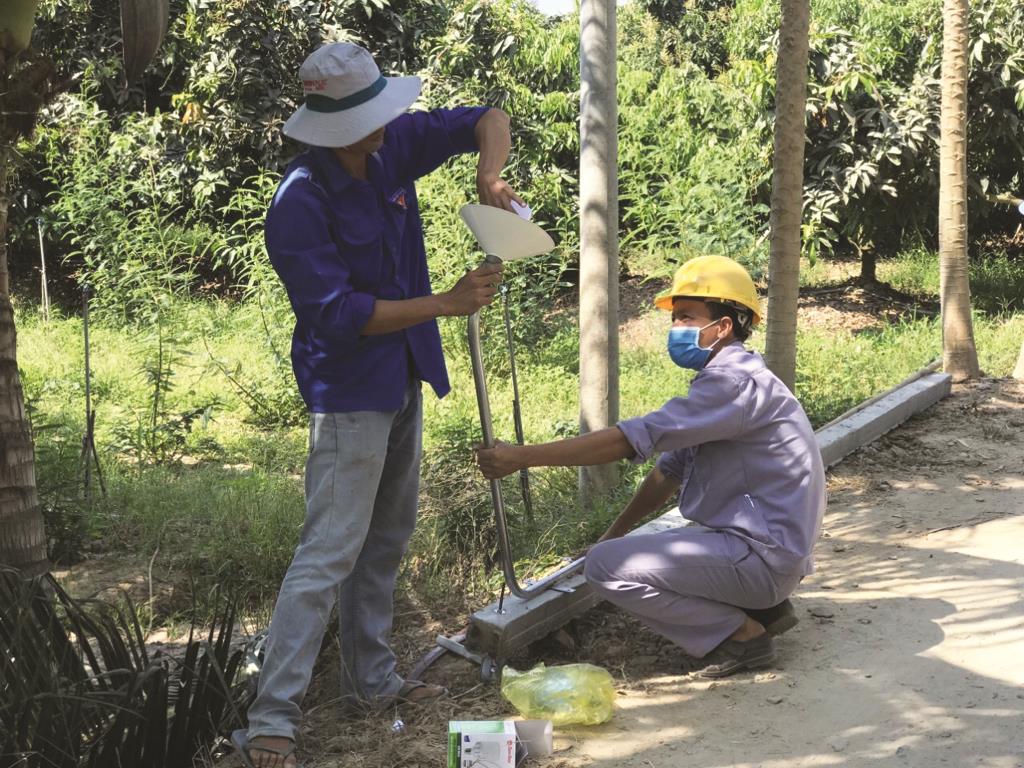 Lắp đèn thắp sáng đường quê