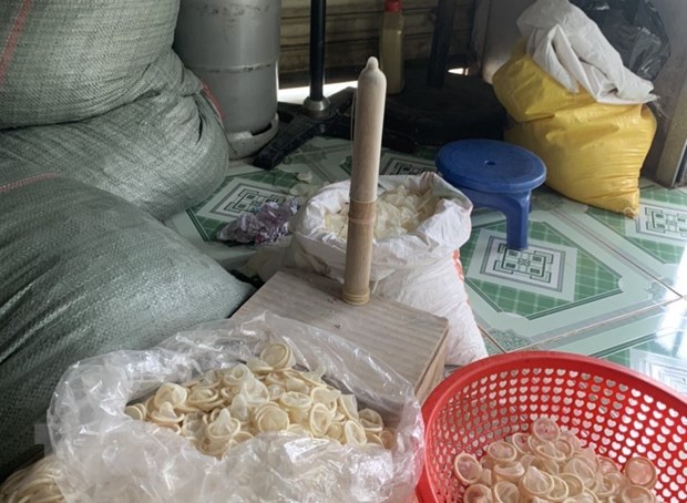 Bắt quả tang cơ sở tái chế hơn 320.000 chiếc bao cao su đã qua sử dụng