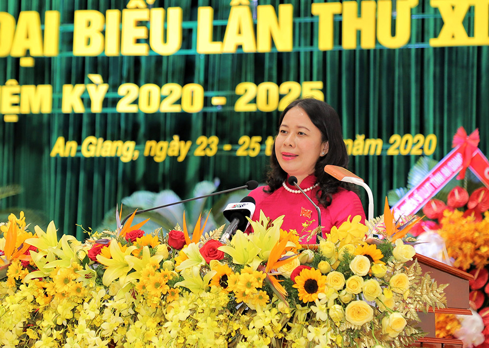 349 đại biểu dự Đại hội đại biểu Đảng bộ tỉnh An Giang lần thứ XI (nhiệm kỳ 2020-2025) Bí thư Tỉnh ủy Võ Thị Ánh Xuân trao đổi thông tin với đại hội