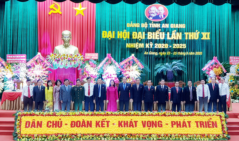 349 đại biểu dự Đại hội đại biểu Đảng bộ tỉnh An Giang lần thứ XI (nhiệm kỳ 2020-2025) Đại diện các ban xây dựng Đảng Trung ương chụp ảnh lưu niệm với Đoàn Chủ tịch đại hội