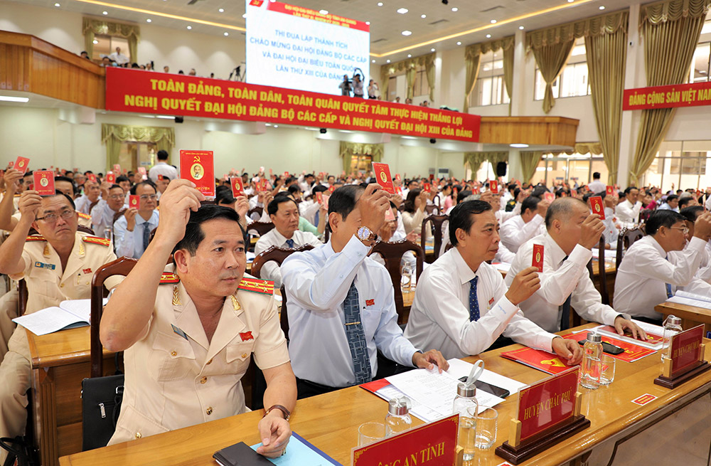 349 đại biểu dự Đại hội đại biểu Đảng bộ tỉnh An Giang lần thứ XI (nhiệm kỳ 2020-2025) Đại biểu biểu quyết thông qua chương trình đại hội