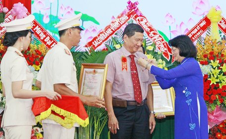 "Đưa phong trào thi đua và công tác khen thưởng lên tầm cao mới"