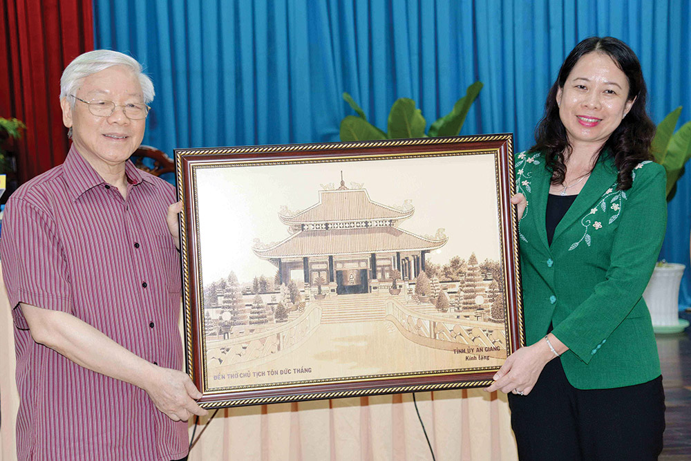 An Giang nhiều dấu ấn trong một nhiệm kỳ Bí thư Tỉnh ủy Võ Thị Ánh Xuân tặng Tổng Bí thư Nguyễn Phú Trọng bức tranh Đền thờ Chủ tịch Tôn Đức Thắng được làm từ lá thốt nốt