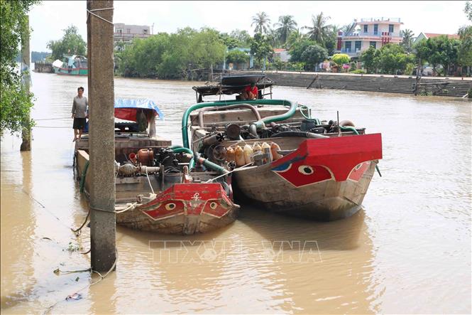 Xử lý hai ghe hút trộm cát sông tại Trà Vinh