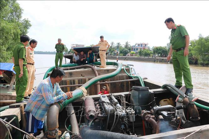 Xử lý hai ghe hút trộm cát sông tại Trà Vinh