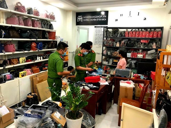 TP Hồ Chí Minh phát hiện kho hàng lậu công cụ hỗ trợ lớn
