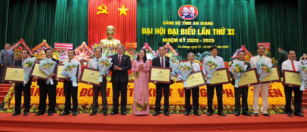 Phấn đấu xây dựng quê hương Bác Tôn ngày càng văn minh, giàu đẹp
