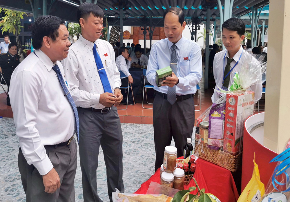 Phấn đấu xây dựng quê hương Bác Tôn ngày càng văn minh, giàu đẹp