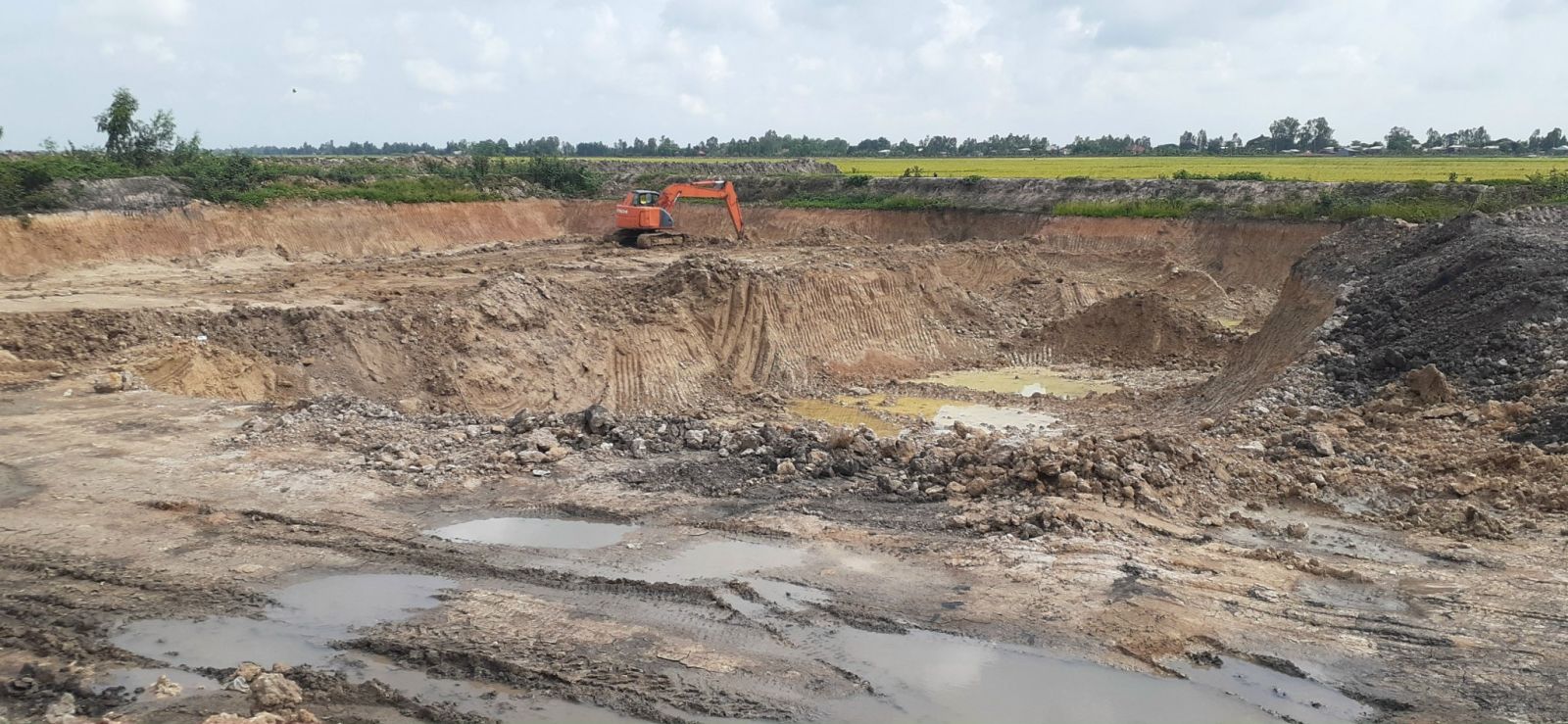 Long An: Tạm giữ 28 phương tiện khai thác đất trái phép ở xã Hưng Điền