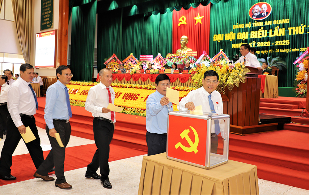 18 đại biểu chính thức đi dự Đại hội đại biểu toàn quốc lần thứ XIII của Đảng