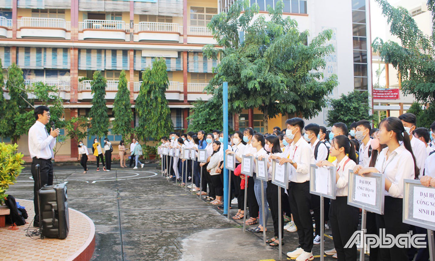 Hiệu trưởng Trường Đại học Tiền Giang gặp gỡ tân sinh viên