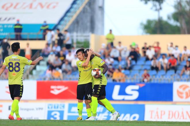 Hà Nội FC bị đội bóng cuối bảng Quảng Nam cầm chân