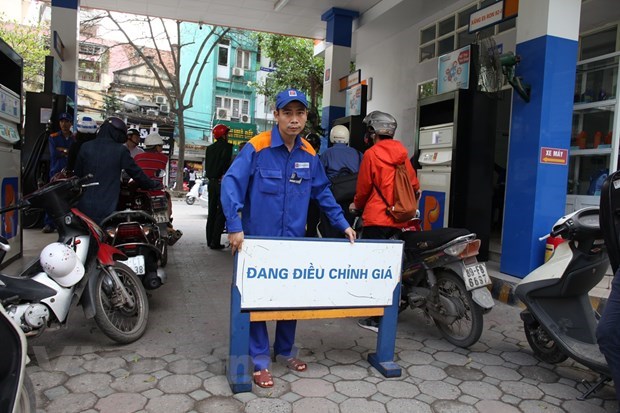 Giảm nhẹ, giá xăng E5 RON92 xuống 14.215 đồng từ 15 giờ 26-9