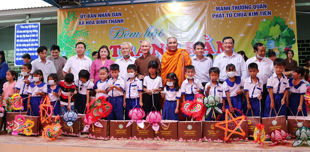 Thiếu nhi xã Hòa Bình Thạnh vui Tết Trung thu
