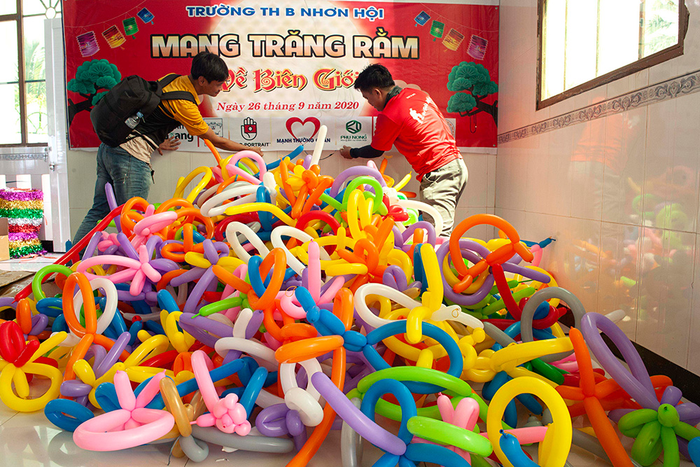 Trao quà Trung thu và lồng đèn cho học sinh vùng biên giới Nhơn Hội