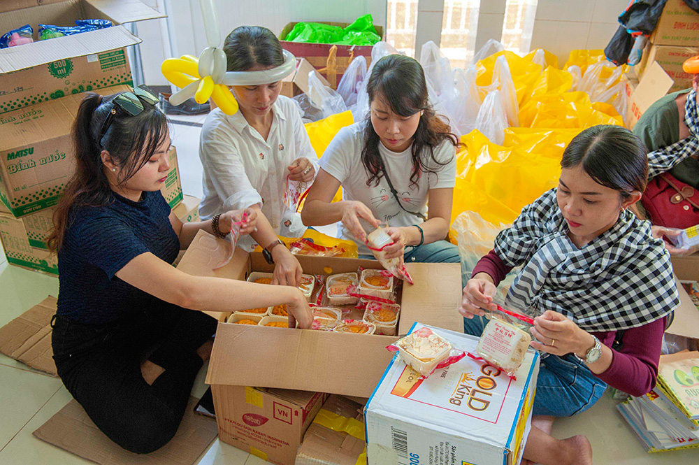 Trao quà Trung thu và lồng đèn cho học sinh vùng biên giới Nhơn Hội